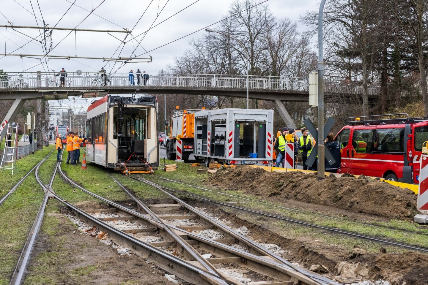 Mitarbeiter der Freiburger Verkehrs-AG (VAG) bergen eine Straßenbahn, die bei einem Zusammenstoß mit einer anderen Bahn auseinandergerissen wurde.