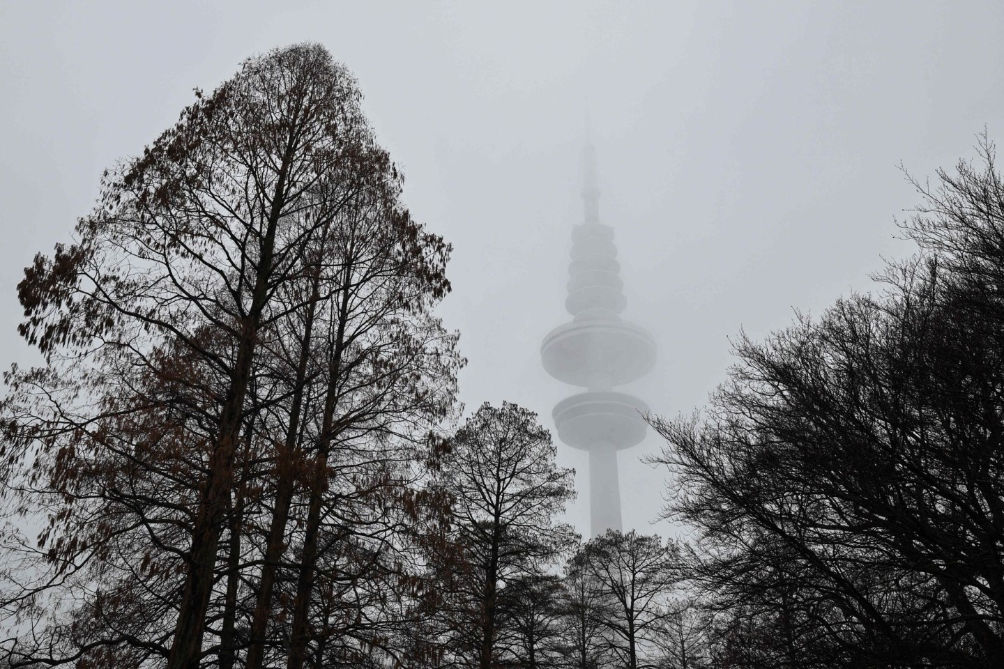 Der Hamburger Fernsehturm ist bei Nebel und Regen nur undeutlich zu erkennen.