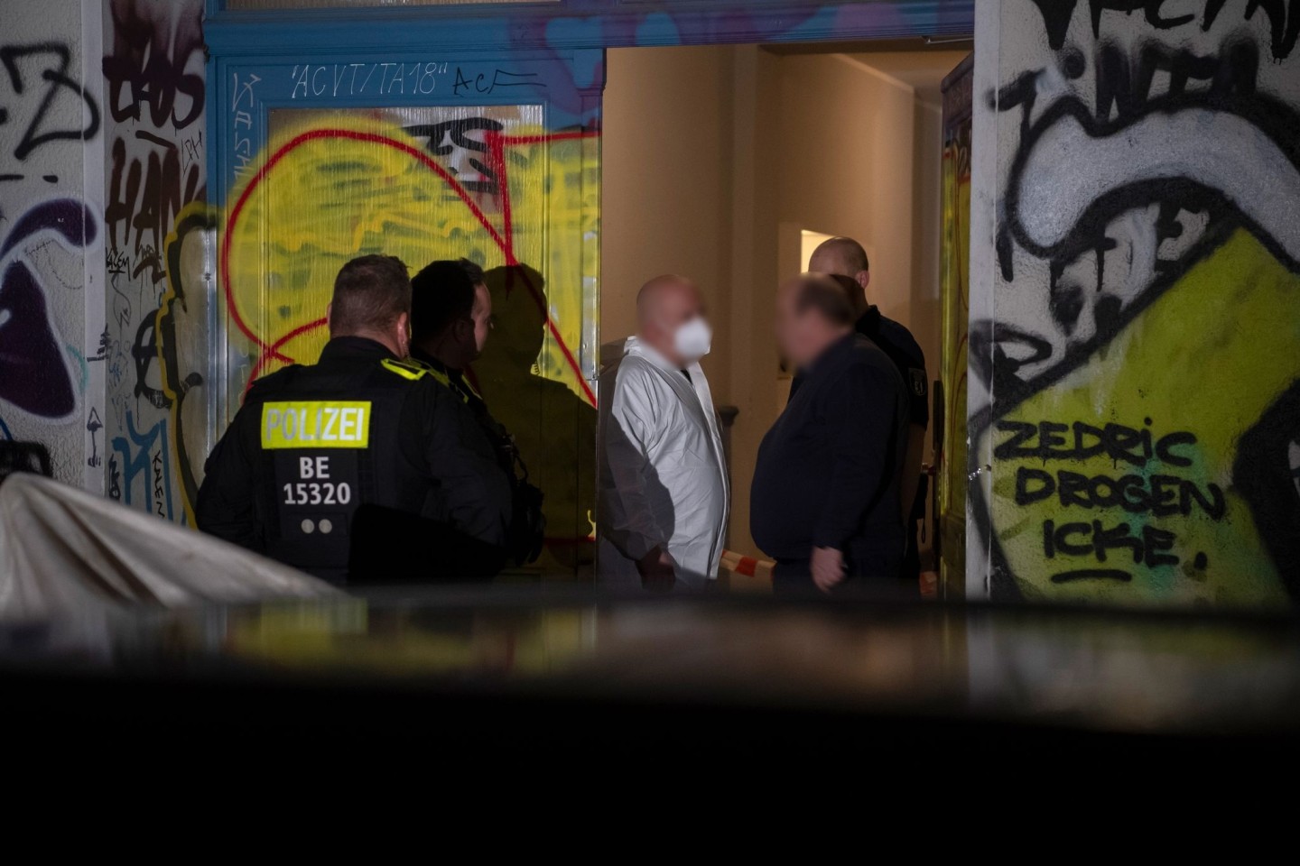 In diesem Wohnhaus in Berlin-Friedrichshain ist eine Frau vermutlich getötet worden. Wegen der Umstände und Verletzungen geht die Polizei von einem Tötungsdelikt aus.