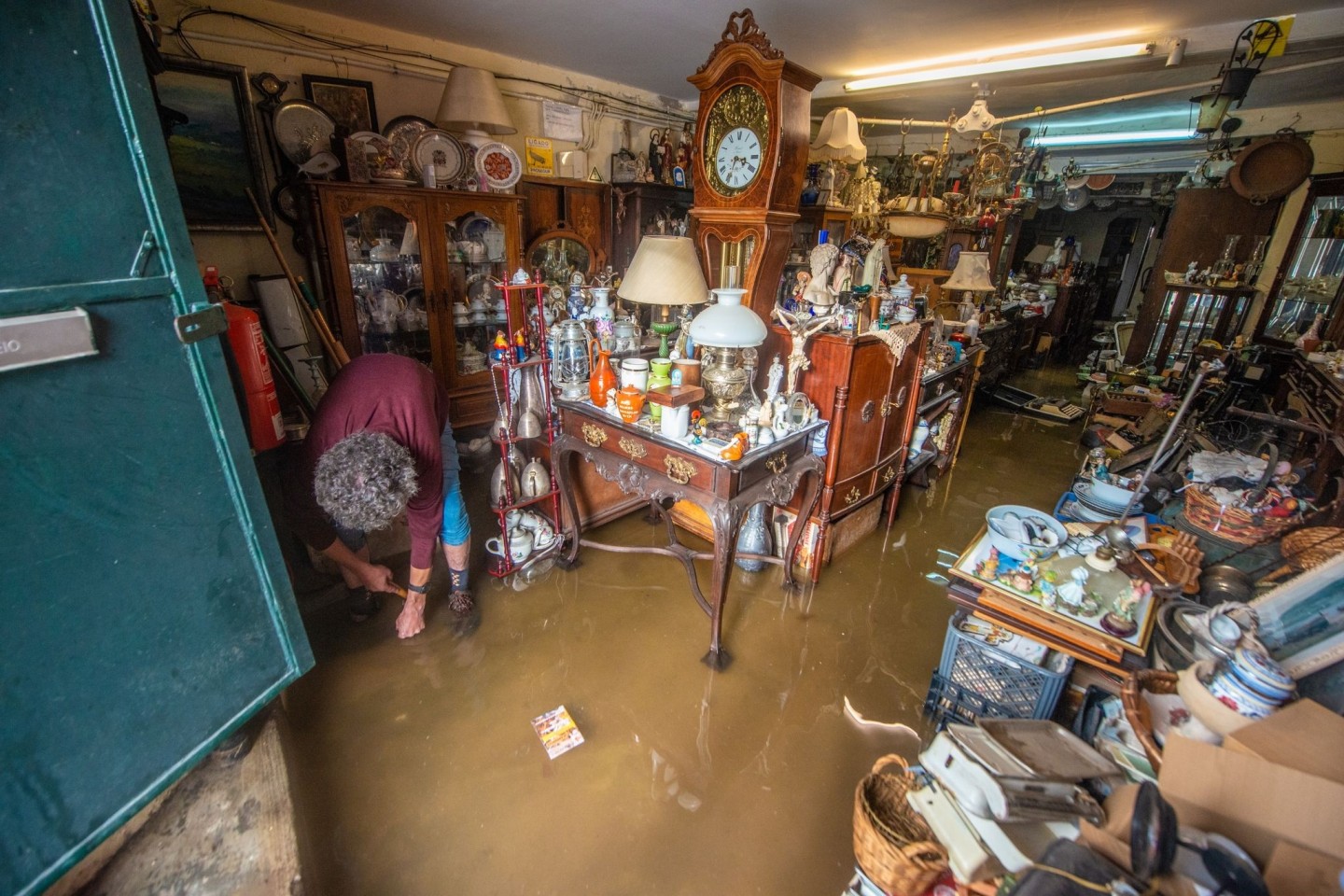 Der Besitzer eines Antiquitätengeschäfts in seinem überfluteten Laden in Lissabon.