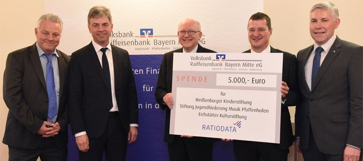 Vorweihnachtlicher Geldsegen für die Stiftungen der Volksbank Raiffeisenbank Bayern Mitte eG
