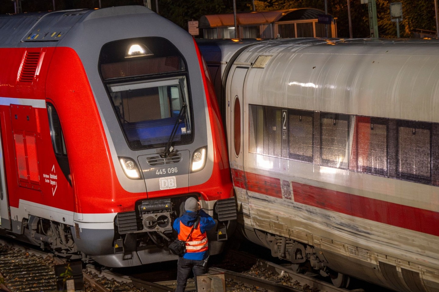 In Bayern sind ein ICE und ein Regionalzug kollidiert, aber nicht entgleist.