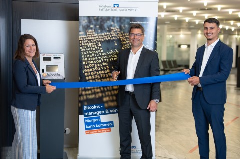 VR-Bank Bayern Mitte eG stellt den ersten Bitcoin- Automaten der Region in einer Bank auf